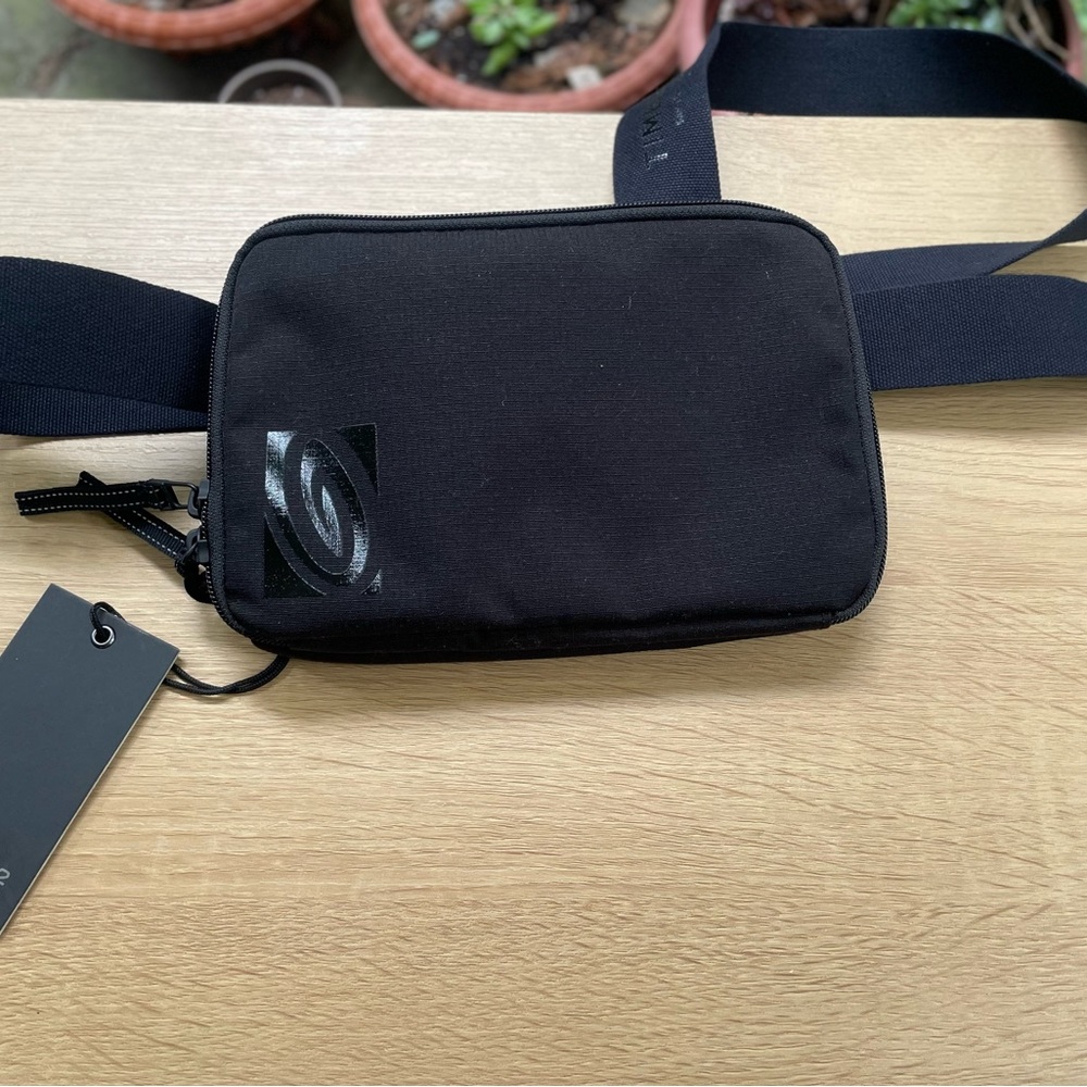 TIMBUK2 Slingshot in black! Brand new with tag!
